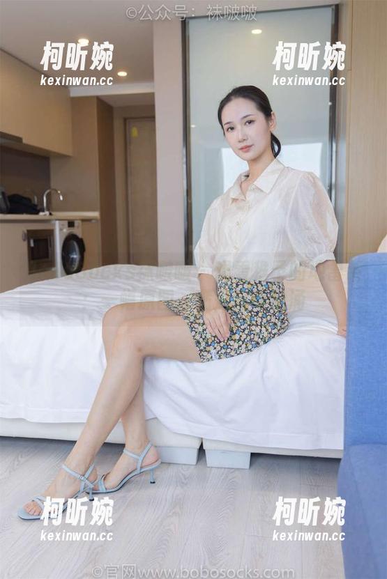 BoBoSocks袜啵啵 - 观看稚予的地雷系：一幅原图，满是暗潮汹涌