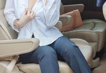 HuaYang花漾 – 谁在期待果儿Victoria的下一张粉色写真，果然是甜蜜与一丝尴尬的结合。