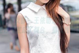 TuiGirl推女郎 – 王依萌泳装图片：我觉得她把沙滩变成了舞台，别问我为什么！