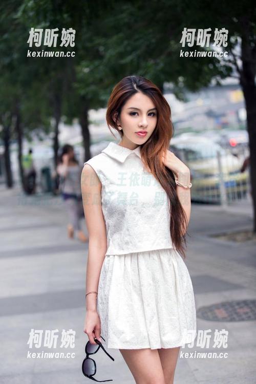 TuiGirl推女郎 - 王依萌泳装图片：我觉得她把沙滩变成了舞台，别问我为什么！