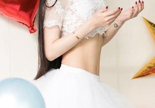 UGirls尤果网 – 美图之中，艾小青的眼镜透露出几分俏皮精选。