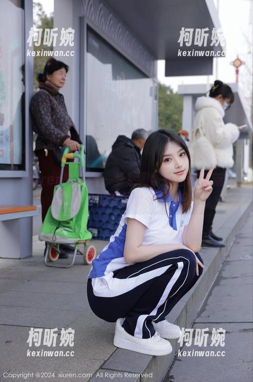 Xiuren秀人网 - 梦然同学新图包更新：黑丝真的有如此夺目吗？
