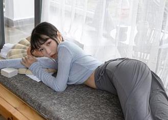 不呆猫真会选，粉色衬衣女友当高清壁纸，果然是少见的美呀。