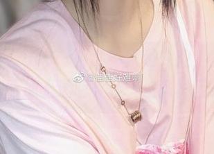“佳佳酱ovo”果然不愧是专业，美图打底，再加上透明女仆，这风格巨妙！