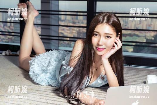 克拉女神 - 无论如何，汤怡制服美图都能让你排序一下自己的审美标准！