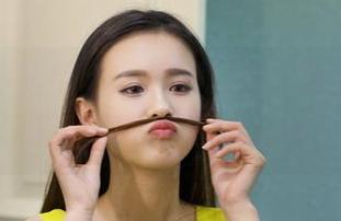 克拉女神 – 芊芊的短裤套图，嘴上说着不喜欢，看着却是出神