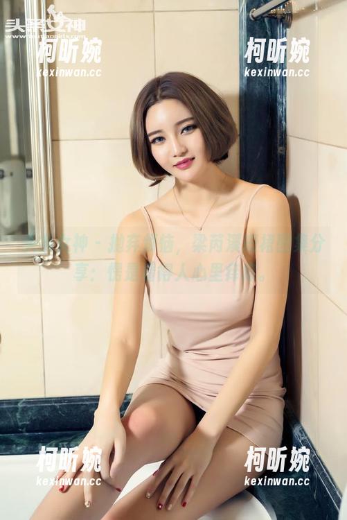 头条女神 - 抛弃烦恼，梁芮溪短裙图集分享：愣是看得人心里痒痒。