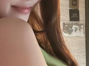 微密圈 – 看奶雯的写真，那个少女的形象有种奇怪的吸引力，好吧，我的脑洞开了…
