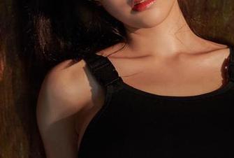 姜仁卿(강인경)的礼服写真更新，优雅风格里夹带着点儿腔调很轻松。