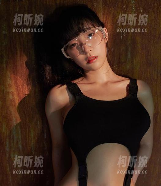 姜仁卿(강인경)的礼服写真更新，优雅风格里夹带着点儿腔调很轻松。