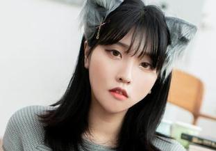 在光影交错间，浴室的宋哈娜与美图交心