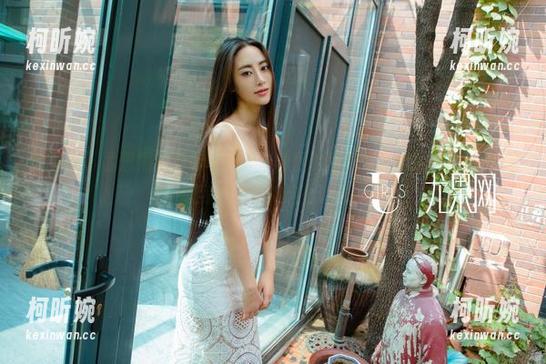 尤果网 - 孟思雨的厨娘写真集：奇怪的厨具与优雅的姿态，谁能想到炒菜也能这么诗意？