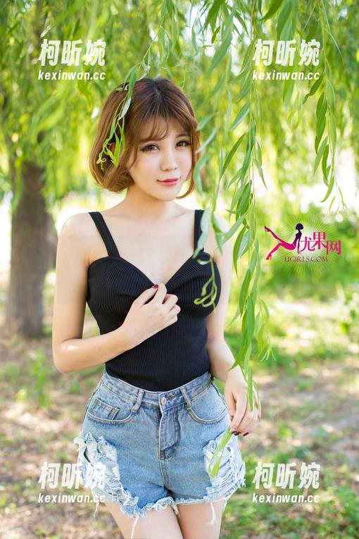 尤果网 - 笑笑在户外撒欢，原图里的低头族特写？