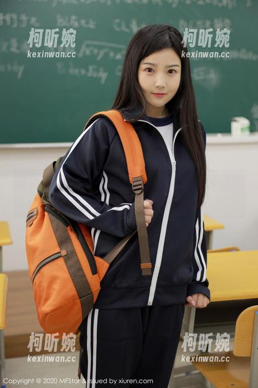 模范学院 - 与SOLO-尹菲的妹妹湿漉漉的全套作品，再配上点小逗比！