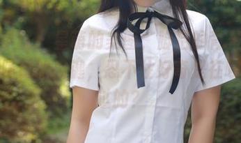模范学院 – 星萌的美图，脚后的背景完全就是隐秘的按键，忍不住好奇是在哪里走过的？
