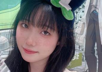 炸酱沐沐泳池图集：水中迷迷糊糊，分享这个舒服的姿态，画面很抓马～