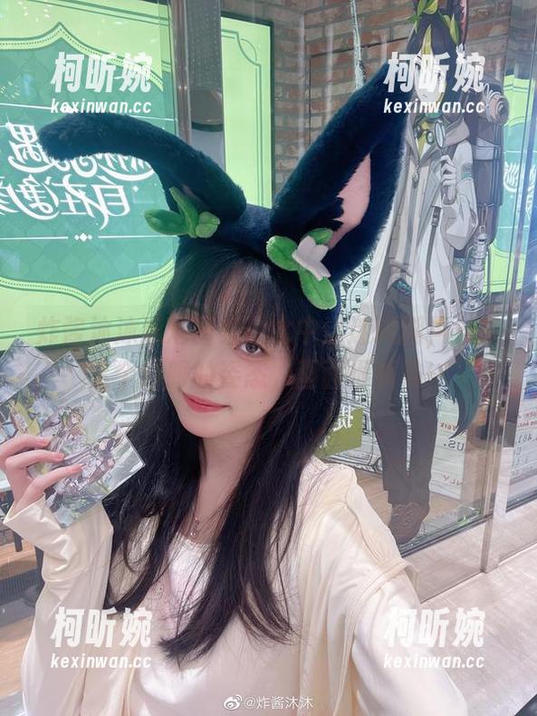 炸酱沐沐泳池图集：水中迷迷糊糊，分享这个舒服的姿态，画面很抓马～