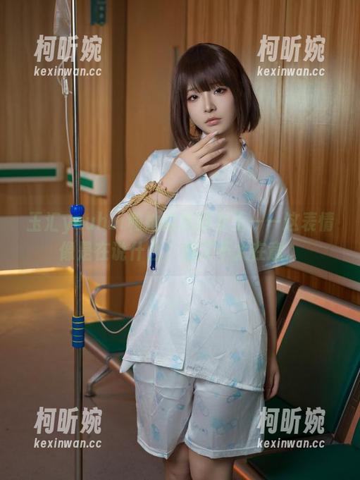 玉汇yuuhui和她的定制女王——这表情像是在说什么，但又不太在意。
