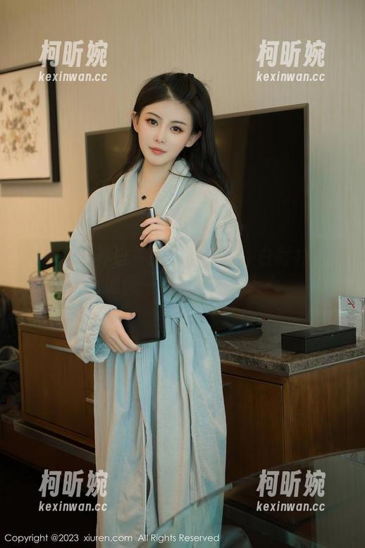 秀人网 - 养乐多Doll的作品：白衬衫私拍，随便一拍都能撩得人心