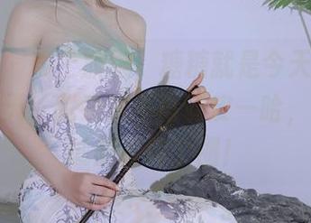 秀人网 – 穿上旗袍，糖糖就是今天的女主角，今天，我决定不再调皮—哈，等我试试侧身转个圈！