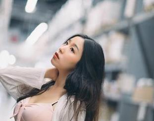 穆零Mu0穿了睡裙，那我今晚可不可以不睡？