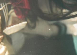 落落Raku的Cos才不怕艳阳高照——泳衣写真每一刻都high翻天！