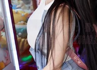 蜜桃社 – 定制Rola泳池趣章：看她在水面上的曼妙，一幅幅作品像涟漪般延展。