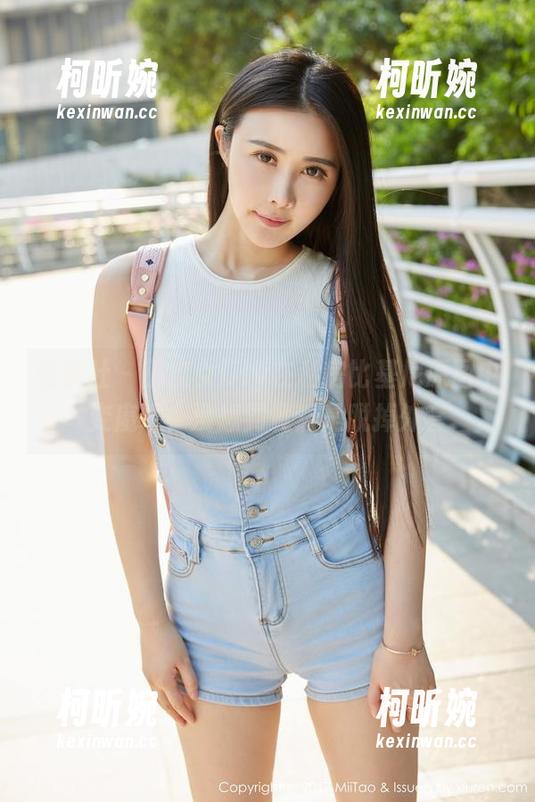 蜜桃社 - 小魔女lily在私房比基尼原图中变魔术，没想到竟然是脱掉外套