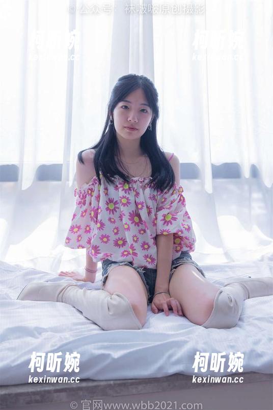 袜啵啵-稚予 袜啵啵 - 分享稚予的职业装写真集,真想问她有几个不同的角色在切换!