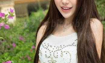 青豆客 – 岑苑之barbiebaby的白丝写真集，画面里藏着一丝不易察觉的张力