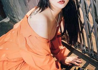 听说游泳都得有装备！韩国孙乐乐瘫在沙滩上的泳装图包来啦