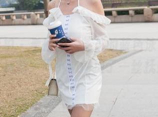 魔镜街拍 – 看原图，芝芝的蓝色泳衣在浅水区涟漪，不小心捕捉了一丝抚媚。