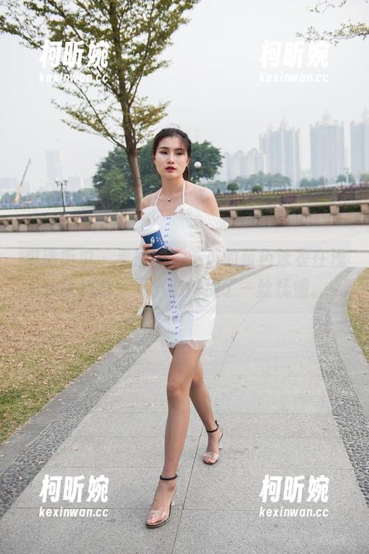 魔镜街拍-芝芝 魔镜街拍 - 看原图,芝芝的蓝色泳衣在浅水区涟漪,不小心捕捉了一丝抚媚。
