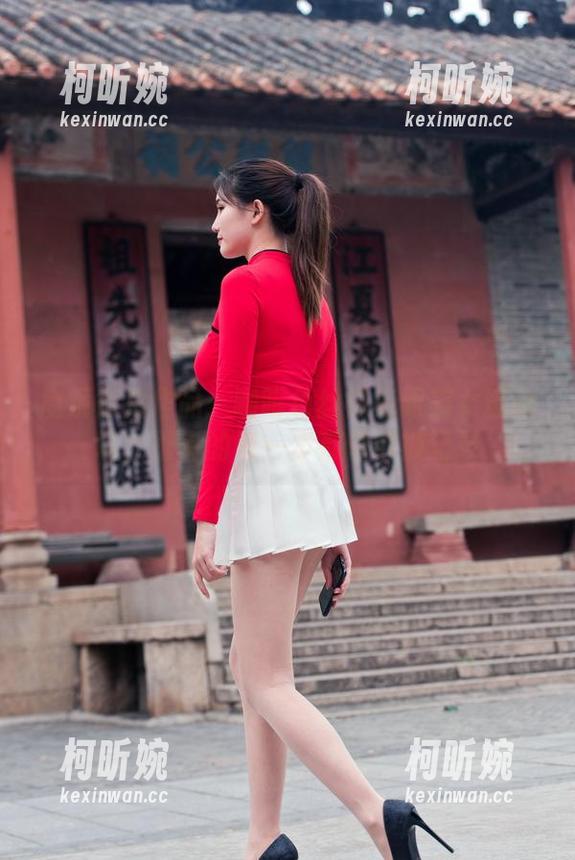 魔镜街拍作品：咖啡色丝袜高跟美女逛商场，逛街的每一步都值得被记录